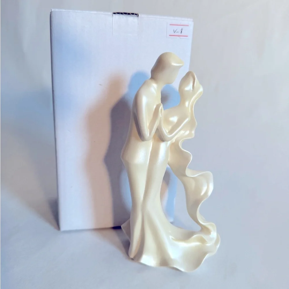 Elegant Cream Wedding Figurine NWT